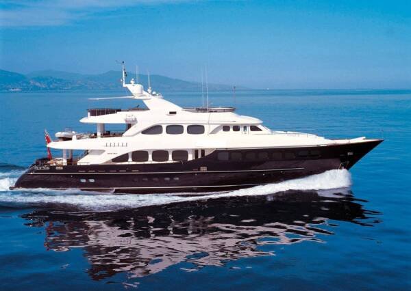 M/Y MONDOMARINE 132
